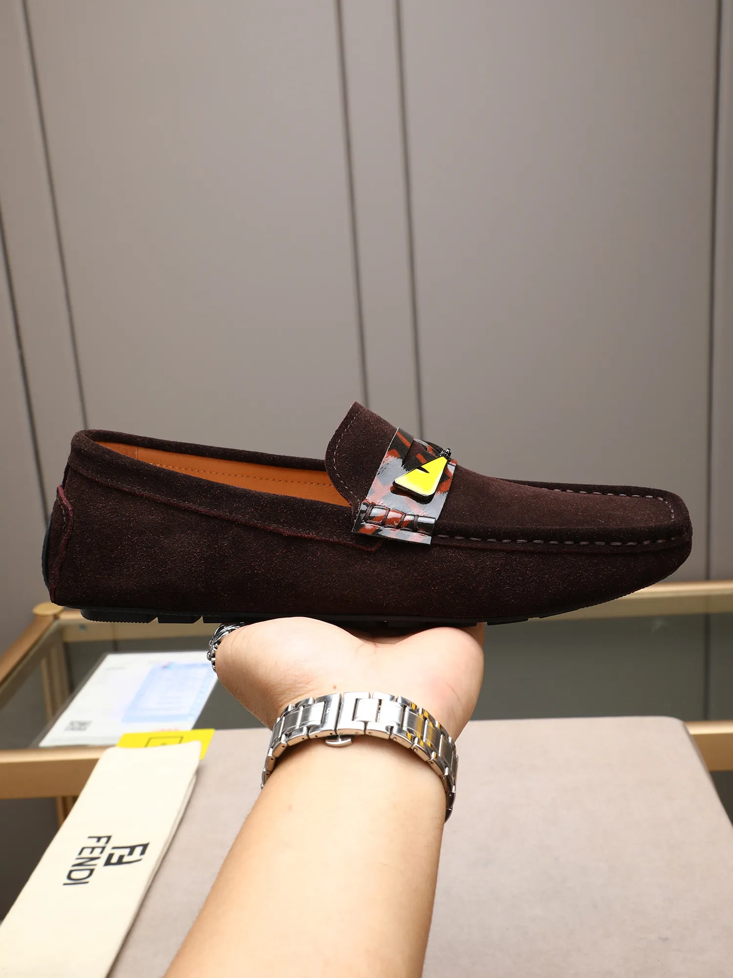 Men's shoes 💰400💰[FENDI] The little monster of Fendi F family, which is popular all over the world, is coming in a big way, the latest color, driving slip-on loafers, avant-garde and versatile fashion men's shoes, bun shoes, bean shoes👌👌👌 Private mold opening, 1:1 reproduction... The upper is made of first-layer cowhide, and the first-layer pigskin lining... is extremely comfortable, fashionable, simple, atmospheric and personalized [color] The side of the shoe is more refined, and the overall effect is handsome [ Turn in a circle][Turn in a circle]💭This hardware monster with eyes is not the popular version on the market🚳🚳Compared with the old model, it is more trendy, eye-catching and more classy🔰This summer, the little monster will subvert the old ideas and share the fashion with you🔱A must-have for fashionistas! Must keep it for yourself! Online outsole, high-end quality workmanship. Color: black, blue, white, red. Matching code: 38-44 (45 46 47 customized) (standard leather shoe size)